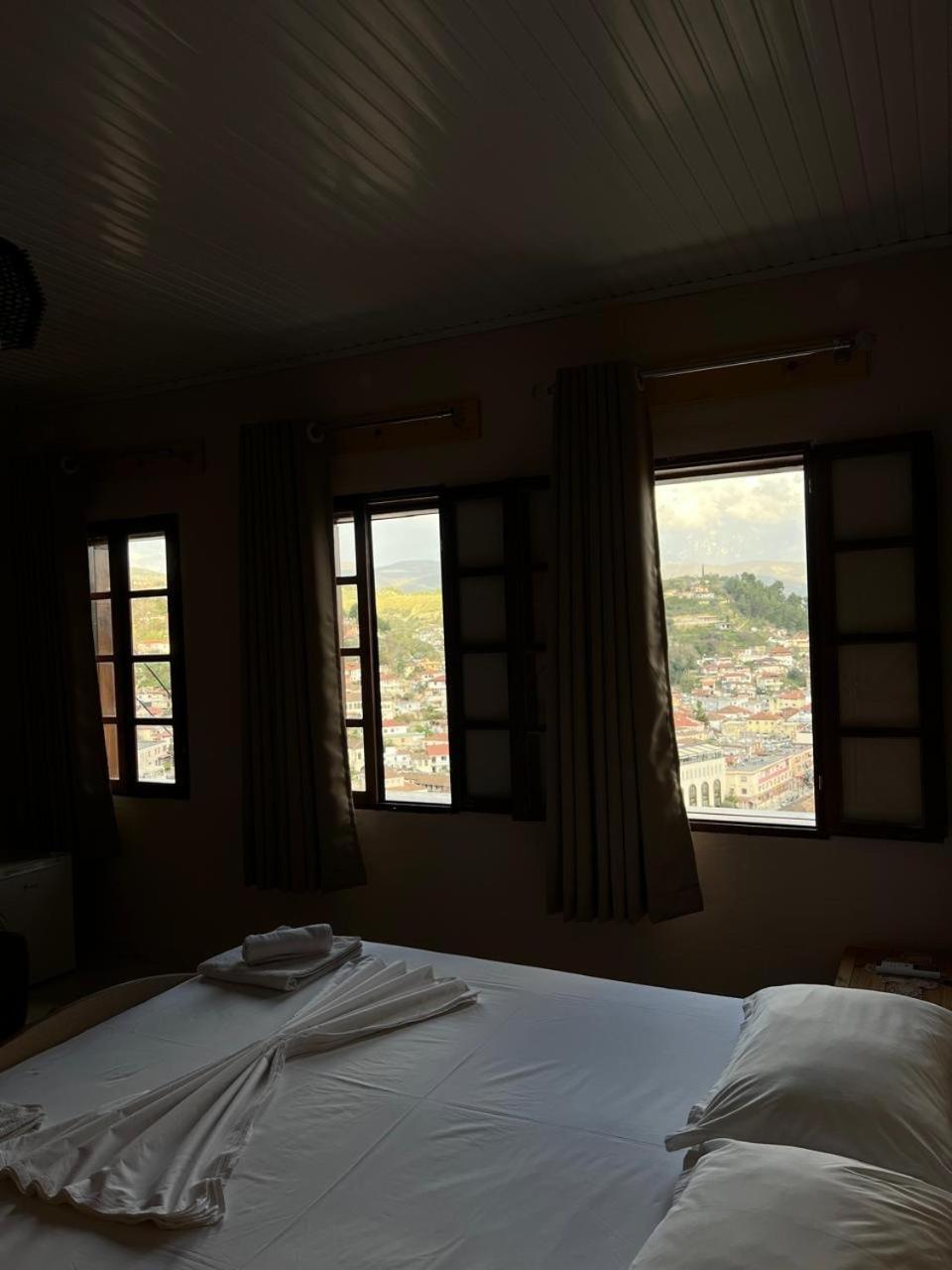 Guest House Lion Berat Luaran gambar