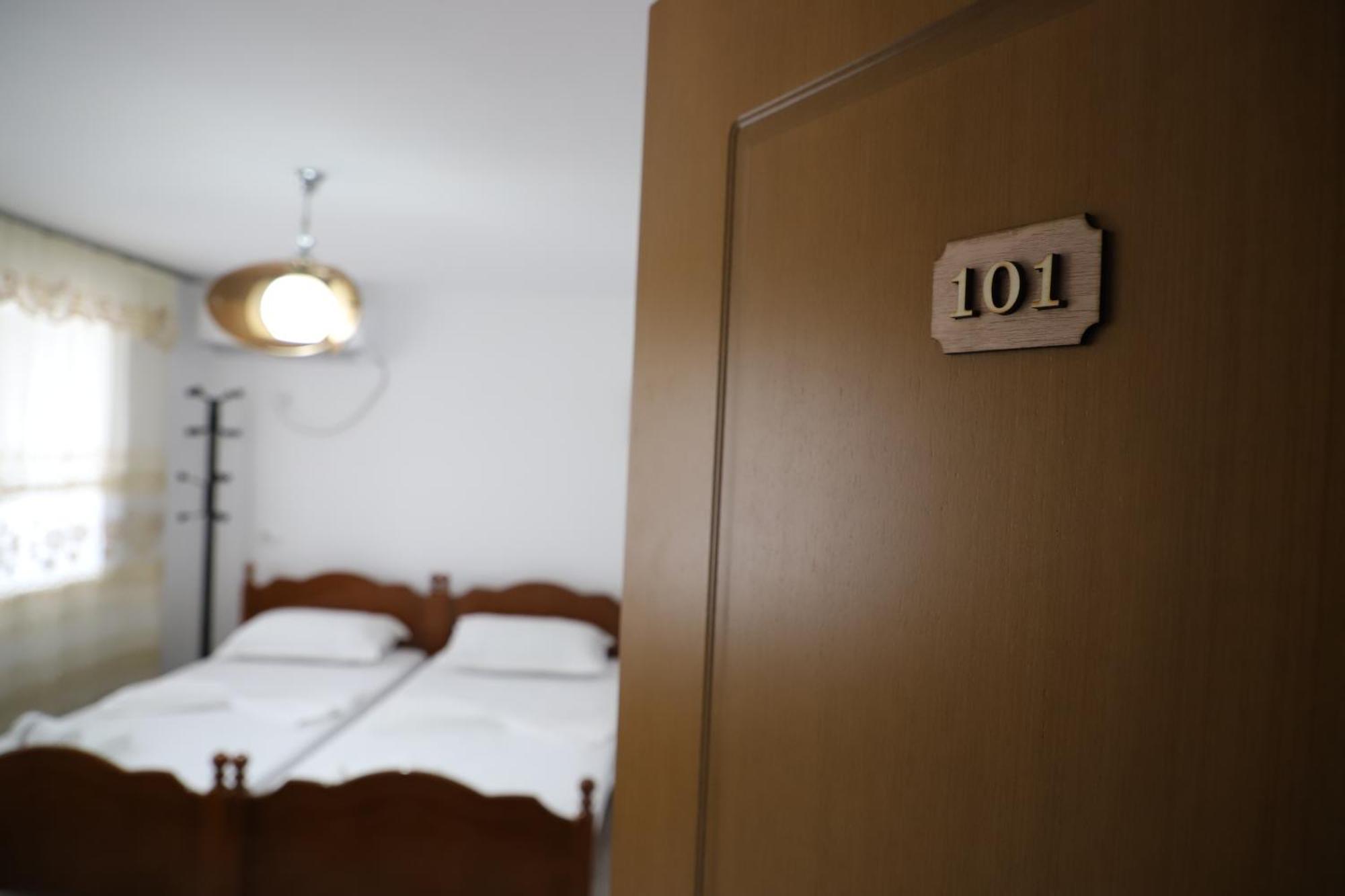 Guest House Lion Berat Luaran gambar