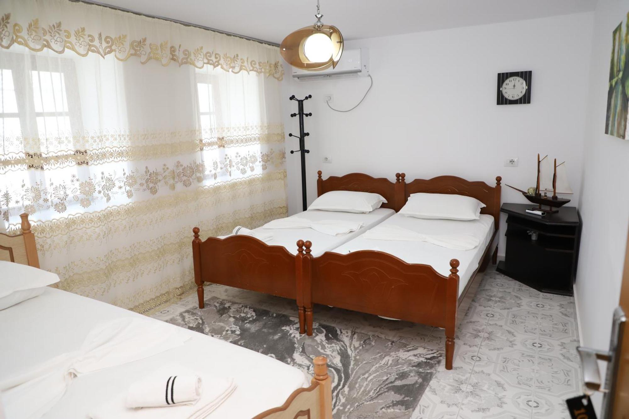 Guest House Lion Berat Luaran gambar